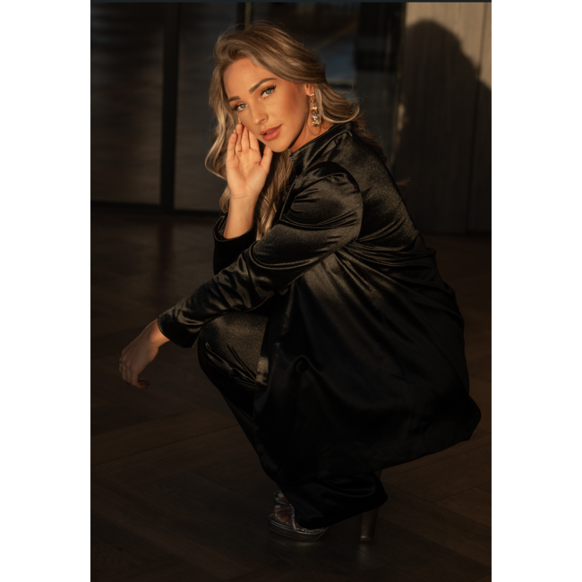Schwarzer Satin-Blazer in Übergröße