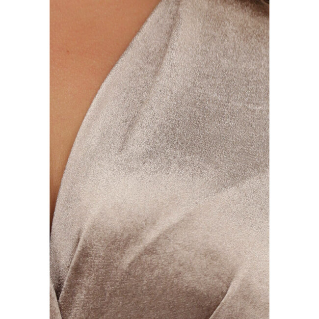 Taupefarbener Samtbodysuit mit Überschlag