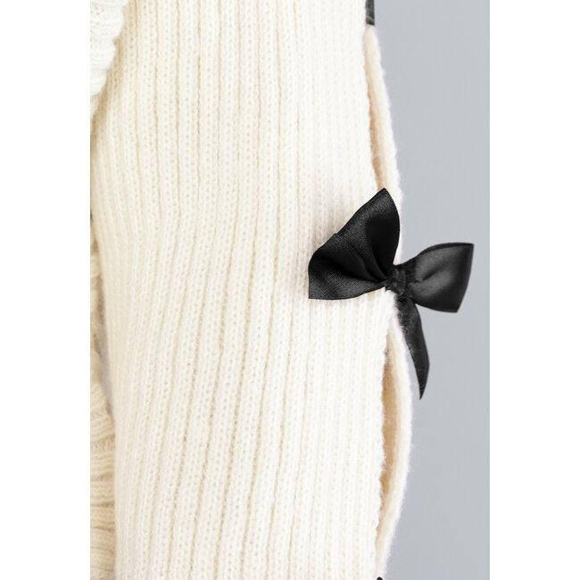 Beigefarbene Strickjacke mit schwarzen Schleifen
