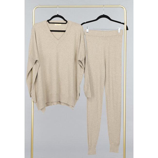 Zweiteiler in Taupe mit übergroßem Pullover