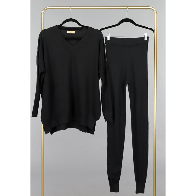 Schwarzes Twinset mit taillierter Hose