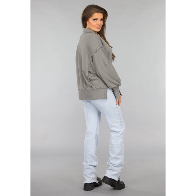 Grauer Pullover mit Schlitzen und ausgefransten Nähten