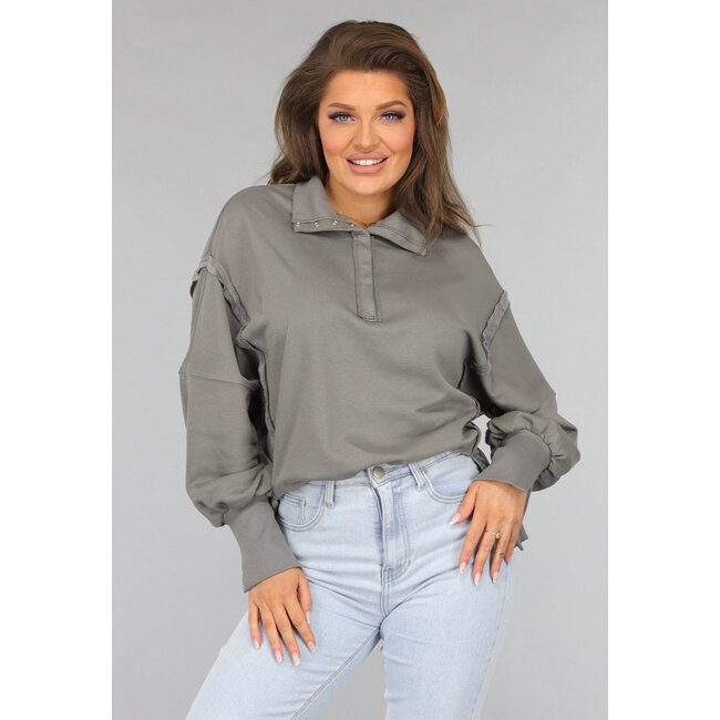Grauer Pullover mit Schlitzen und ausgefransten Nähten