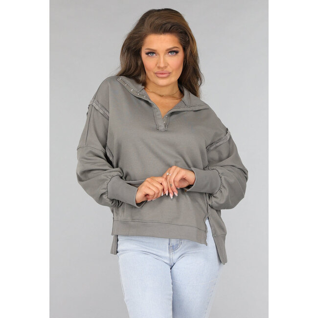 Grauer Pullover mit Schlitzen und ausgefransten Nähten