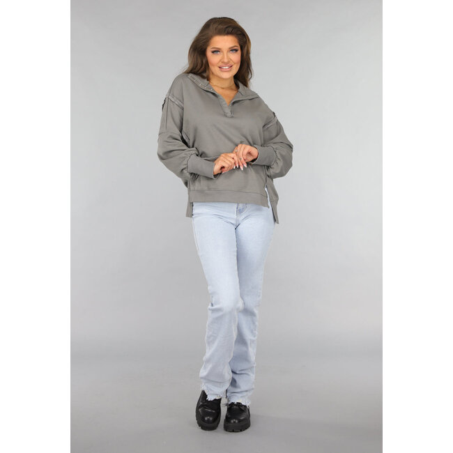 Grauer Pullover mit Schlitzen und ausgefransten Nähten