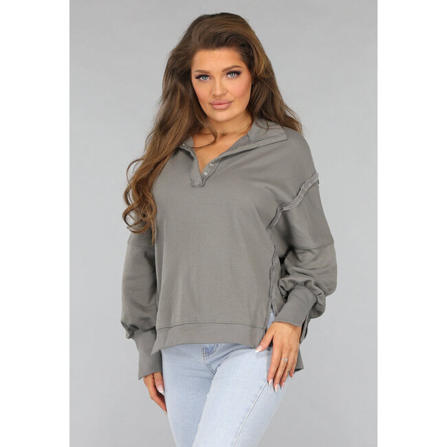 Grauer Pullover mit Schlitzen und ausgefransten Nähten