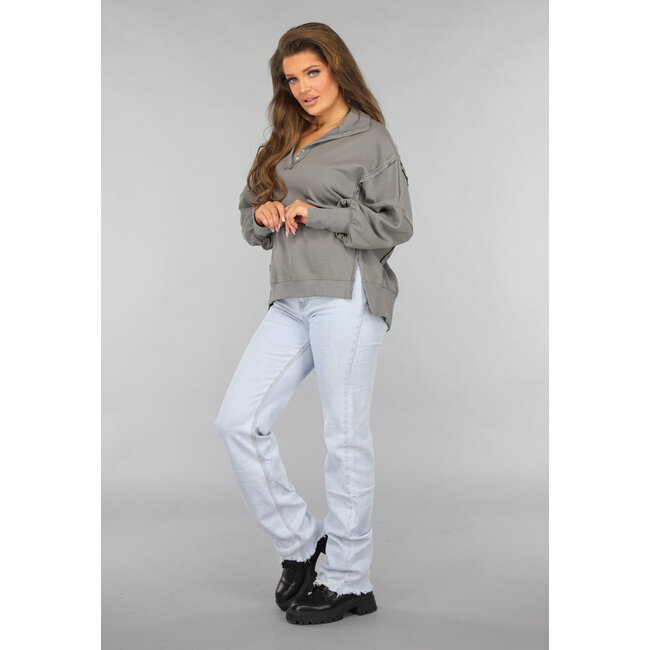 Grauer Pullover mit Schlitzen und ausgefransten Nähten