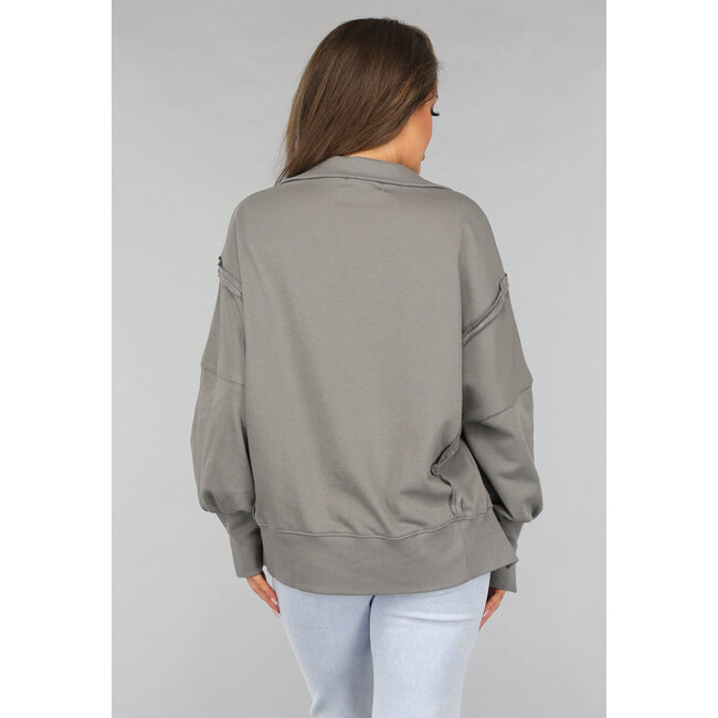 Grauer Pullover mit Schlitzen und ausgefransten Nähten