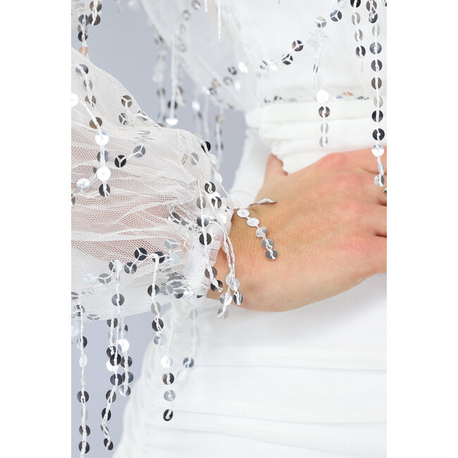 Weißes drapiertes Glitzerkleid mit transparenten Ärmeln