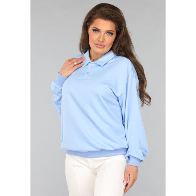 Hellblauer Pullover mit Umlegekragen