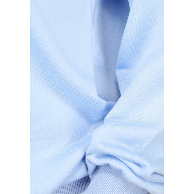 Hellblauer Pullover mit Umlegekragen
