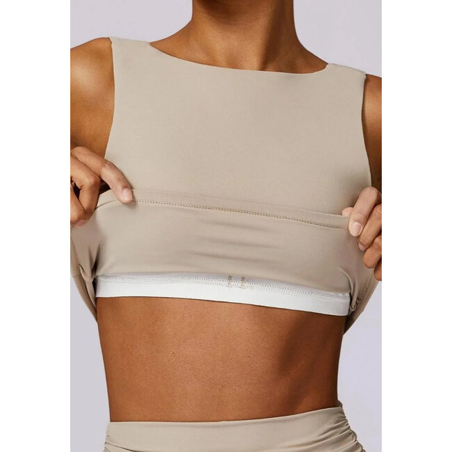 Gepolstertes beigefarbenes Sporttop mit offenem Rücken