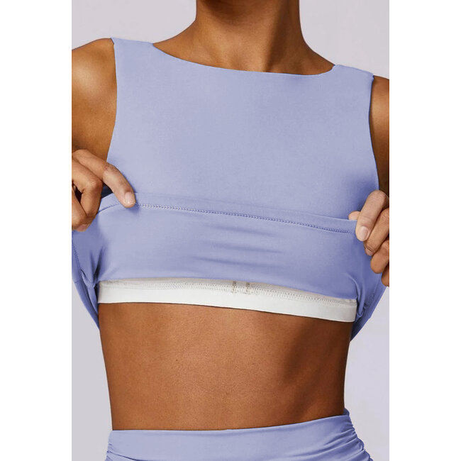 Blaues Sporttop mit offenem Rücken und Polsterung