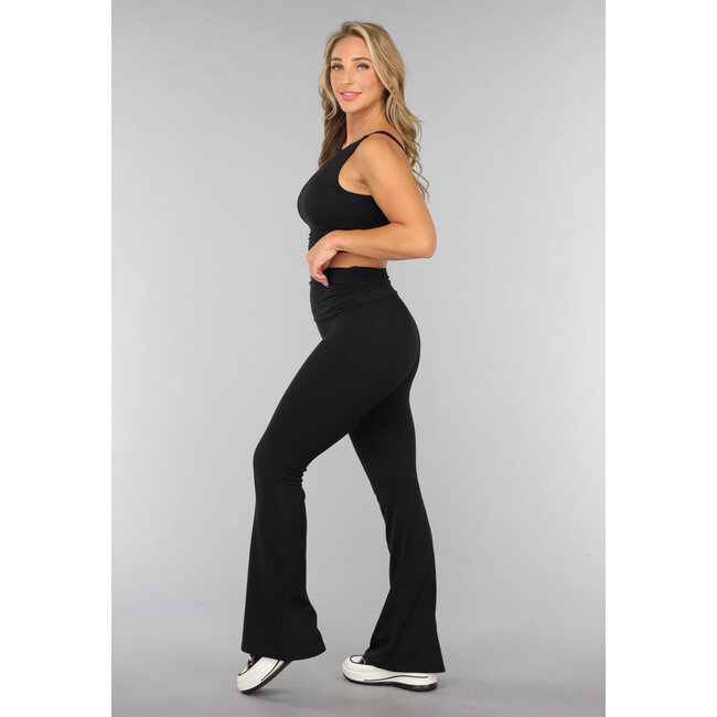 Schwarzes Sportset mit niedrigem Rücken