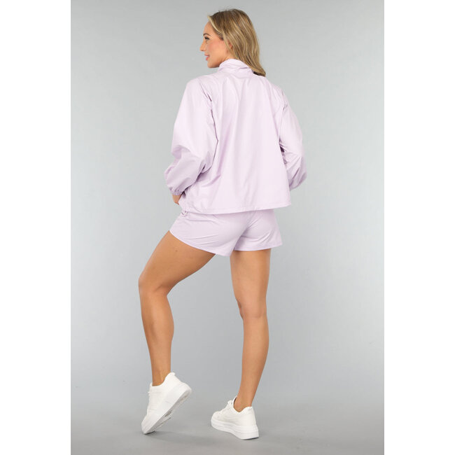 Fliederfarbenes Kurzset mit Windbreaker