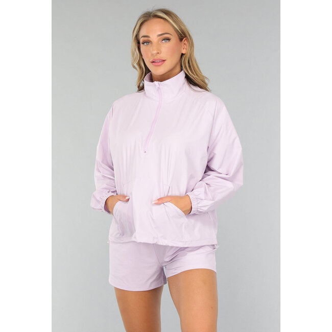Fliederfarbenes Kurzset mit Windbreaker