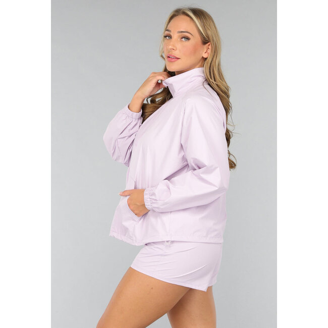 Fliederfarbenes Kurzset mit Windbreaker