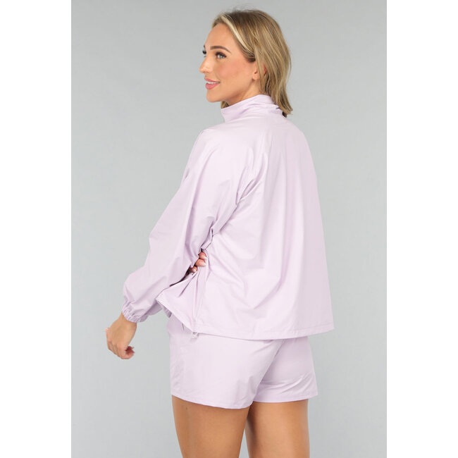 Fliederfarbenes Kurzset mit Windbreaker