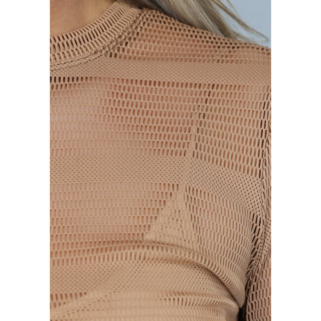 Taupefarbenes Kleid mit Strickoptik und Unterkleid