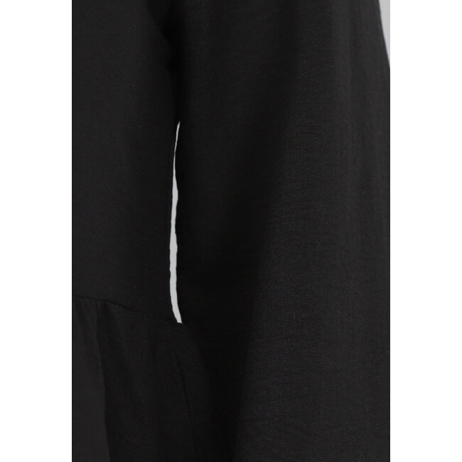 Schwarzer Zweiteiler in Leinenoptik mit Schleifen