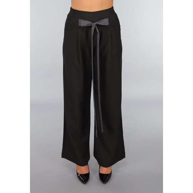 Schwarze Hose mit anthrazitfarbenem Schleifendetail