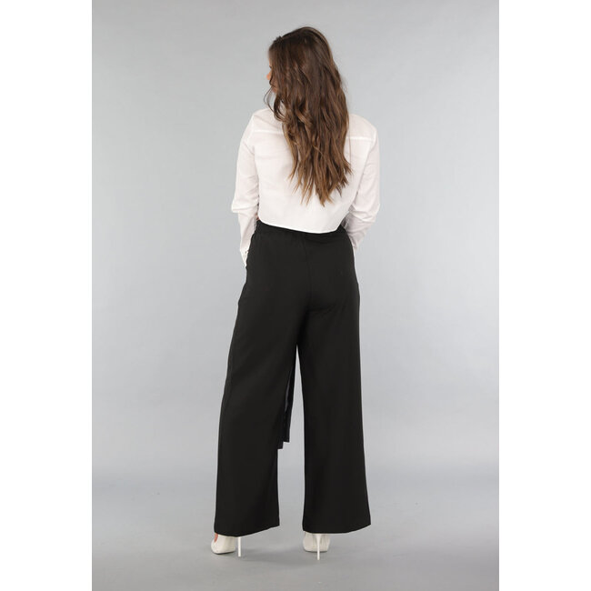 Schwarze Hose mit anthrazitfarbenem Schleifendetail