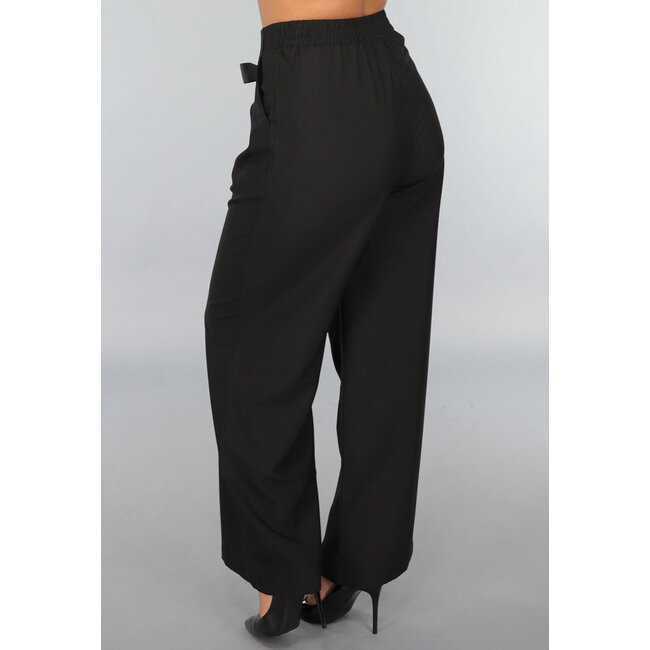 Schwarze Hose mit anthrazitfarbenem Schleifendetail