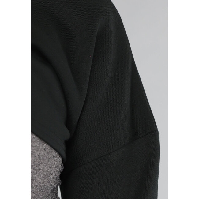 Kurzer Pullover mit Overslag-Modell in Schwarz