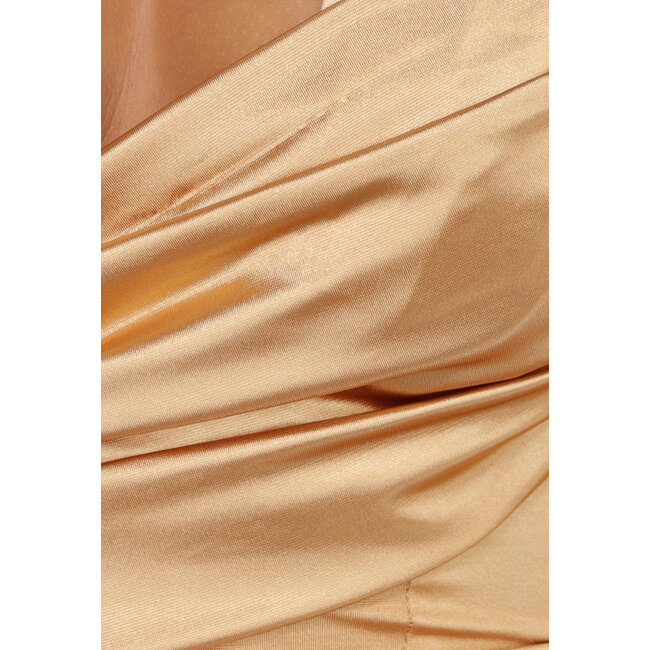 Goldenes plissiertes Satin-Halter-Galakleid mit Schlitz