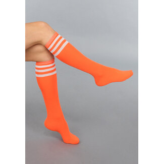 Leuchtend orange gestreifte Strümpfe