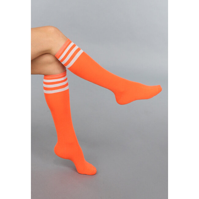 Leuchtend orange gestreifte Strümpfe