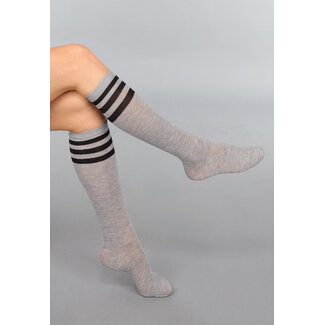 Hohe graue Socken mit schwarzen Streifen