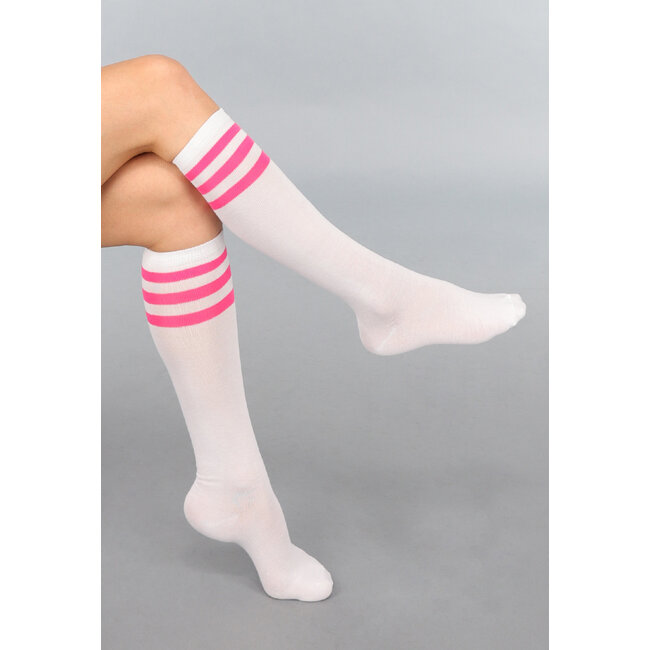 Hohe weiße Socken mit Fuchsia-Streifen