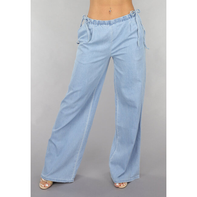 Jeans mit weitem Bein und niedriger Taille und Schleifendetails