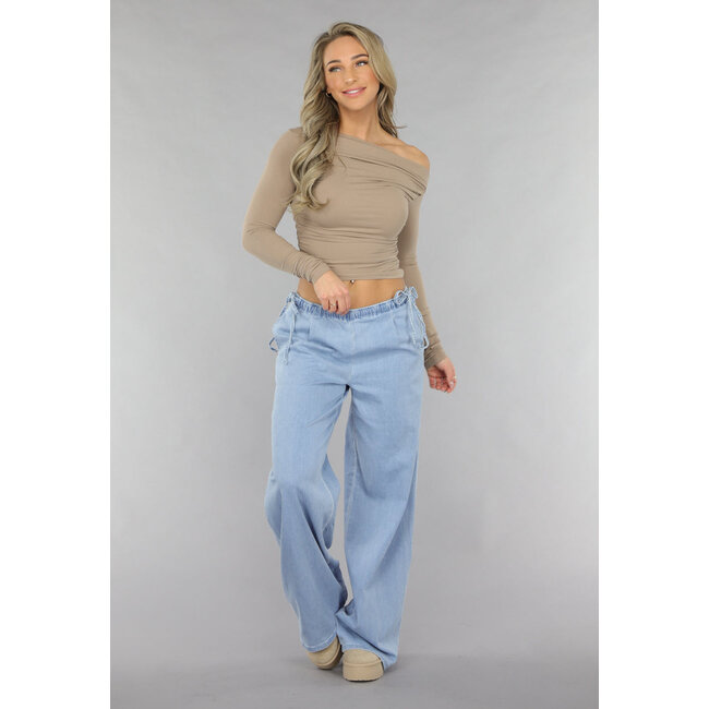 Jeans mit weitem Bein und niedriger Taille und Schleifendetails