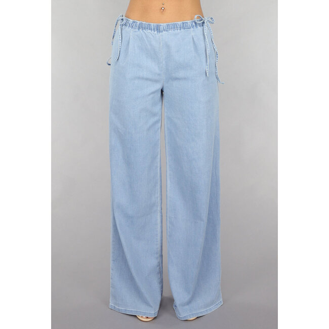 Jeans mit weitem Bein und niedriger Taille und Schleifendetails