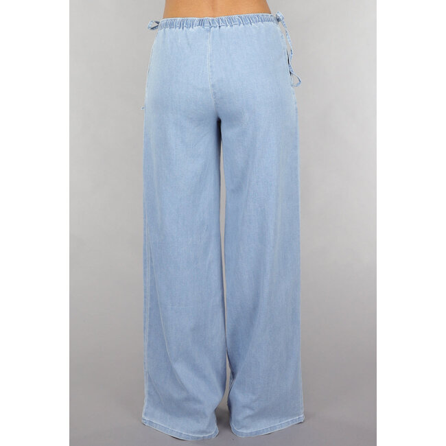 Jeans mit weitem Bein und niedriger Taille und Schleifendetails