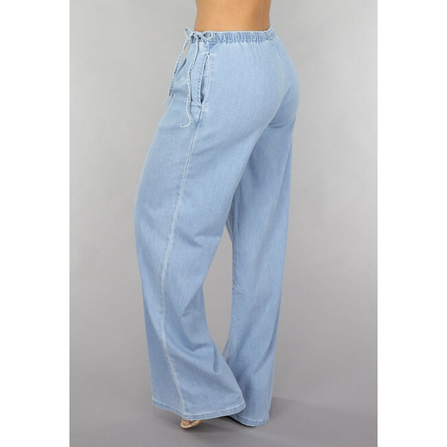 Jeans mit weitem Bein und niedriger Taille und Schleifendetails