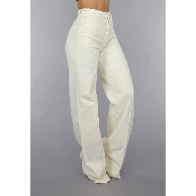 Lange beigefarbene Jeans mit Paspel und Rüschen