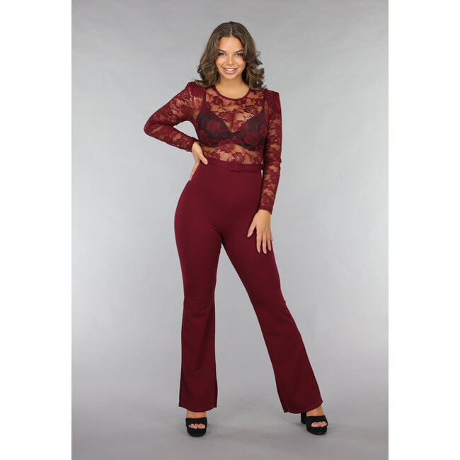Burgunderroter Jumpsuit mit Spitzendetails
