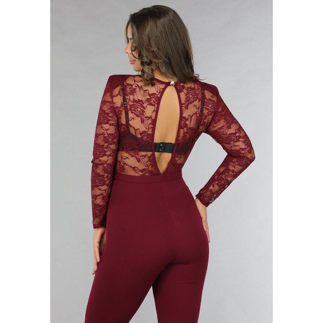 Burgunderroter Jumpsuit mit Spitzendetails