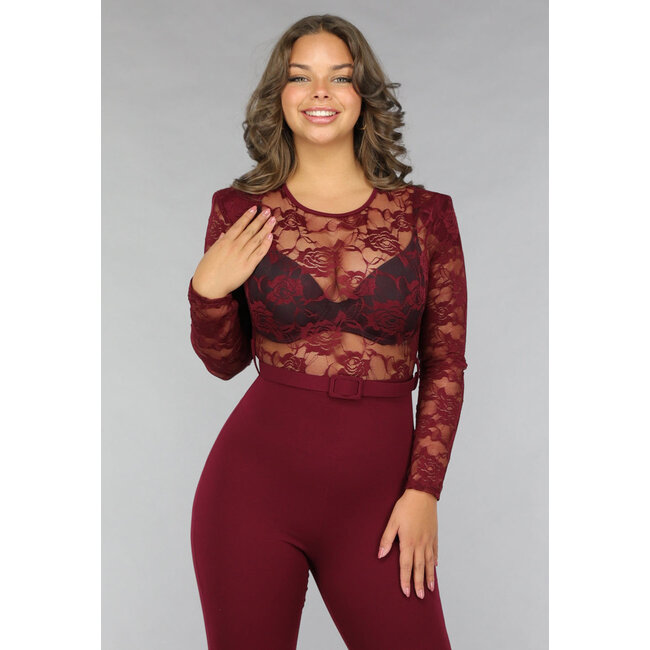 Burgunderroter Jumpsuit mit Spitzendetails