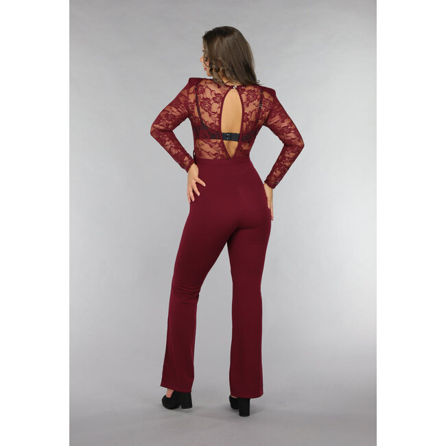Burgunderroter Jumpsuit mit Spitzendetails