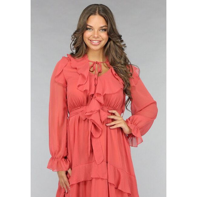 Lachsfarbenes Chiffon-Maxikleid mit Rüschen