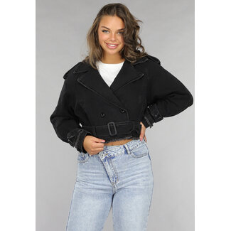 Gekürzte schwarze Denimjacke mit Schnallendetails