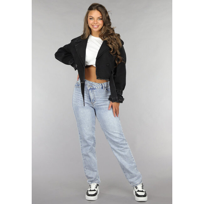 Gekürzte schwarze Denimjacke mit Schnallendetails