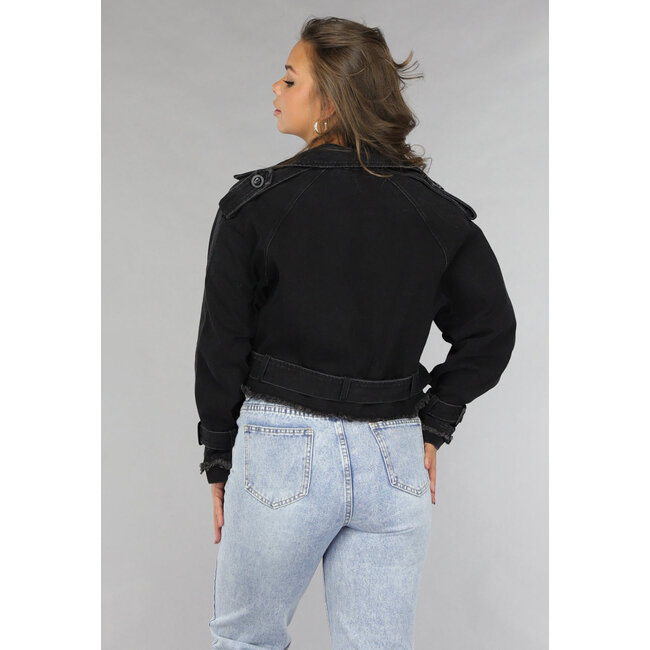 Gekürzte schwarze Denimjacke mit Schnallendetails