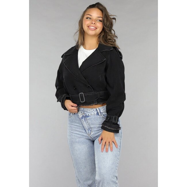 Gekürzte schwarze Denimjacke mit Schnallendetails