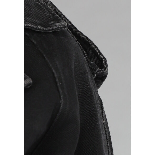 Gekürzte schwarze Denimjacke mit Schnallendetails