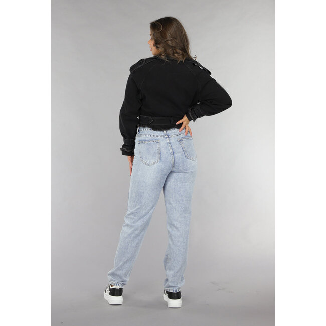 Gekürzte schwarze Denimjacke mit Schnallendetails